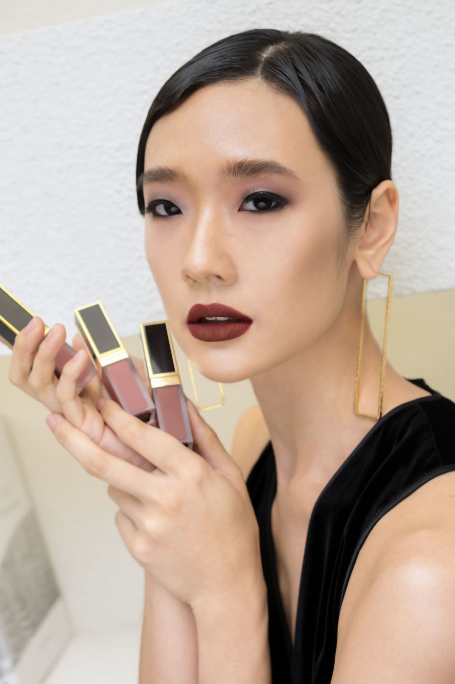 “ออกแบบ ชุติมณฑน์” คอมพลีทลุคสวยเฉี่ยว ริมฝีปากสีสวยสดชัด ด้วย TOM FORD LIQUID LIP LUXE MATTE