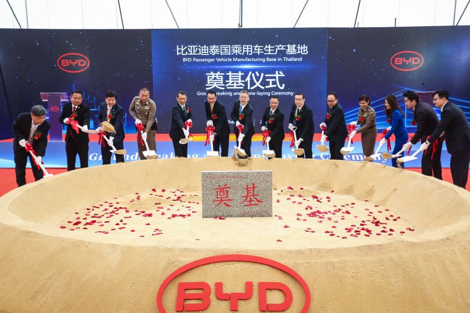 BYD จัดพิธีวางศิลาฤกษ์โรงงานผลิตรถยนต์โดยสารแห่งแรกในประเทศไทย พร้อมส่งมอบรถ BYD ATTO 3 คันที่ 9,999 และ 10,000