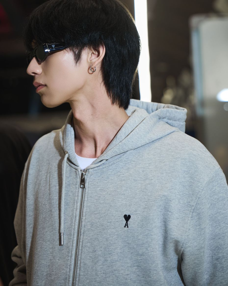 “ไบร์ท วชิรวิชญ์” เผย Airport Look สไตล์หนุ่มปารีเซียงสุดคูล เตรียมบินลัดฟ้าร่วมชมรันเวย์โชว์ AMI Paris Fall-Winter 2026 ณ กรุงปารีส ประเทศฝรั่งเศส