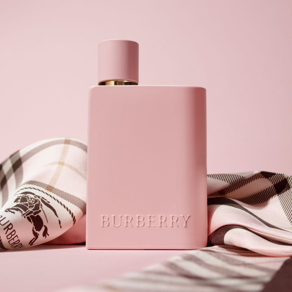 สัมผัสเสน่ห์แห่งความกล้าหาญและสง่างามผ่าน Burberry Her Parfum น้ำหอมกลิ่นใหม่ นิยามอิสรภาพของหญิงสาวในแบบ  Olivia Dean