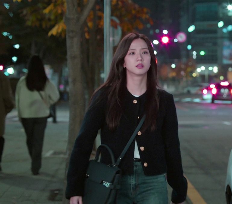 ส่องลุคของ JISOO กับกระเป๋า Delvaux ในซีรีส์เรื่องใหม่ Boyfriend on Demand