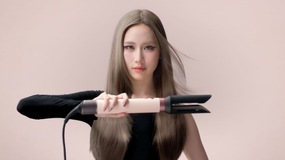Dyson เปิดตัว เจนเย่ เมธิกา Friend of Dyson Beauty พร้อม Airwrap Co-anda2x™ เครื่องเป่าผมและจัดแต่งทรงรุ่นล่าสุด