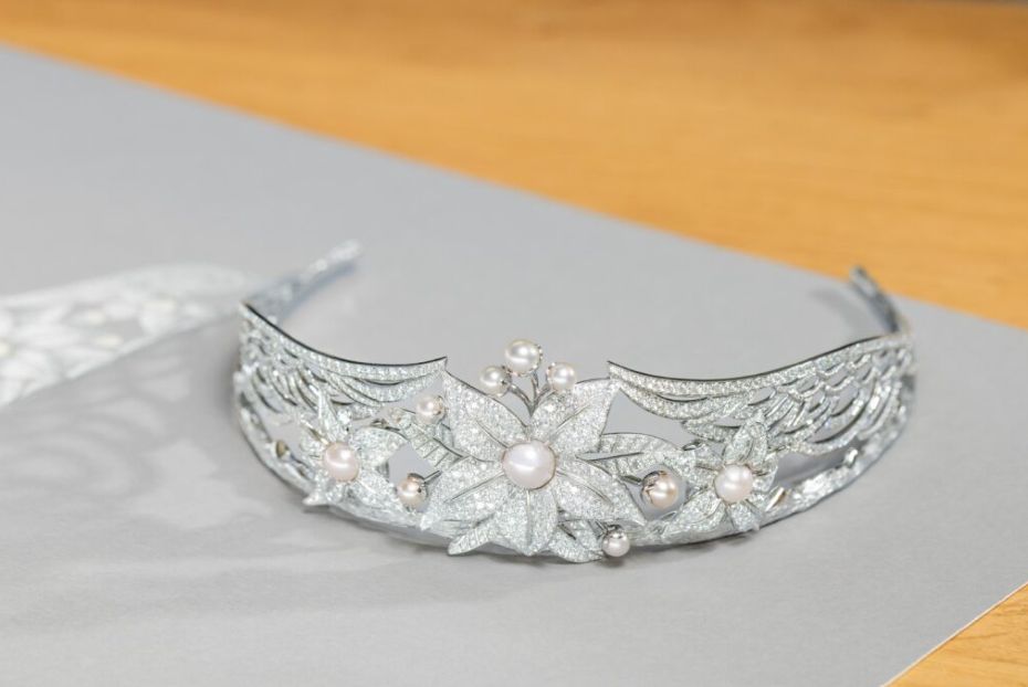 Houbara Heaven Tiara เรื่องราวเบื้องหลังการเดินทางของเทียร่า ออกแบบโดยศิลปินชาวกาตาร์ Aisha Alattiya